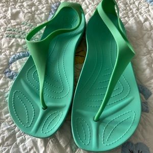 Sexi Flip Flops Crocs Thong T Strap Serena Sandals Size 8 GREEN
